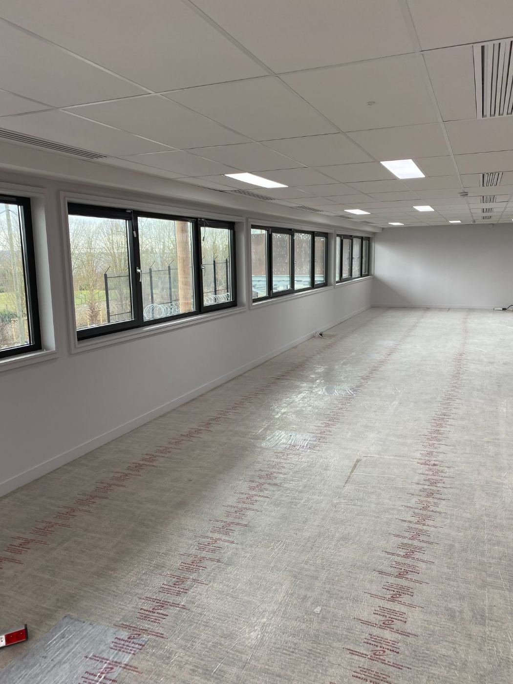 Plateau intérieur éclairé par des fenêtres en bande