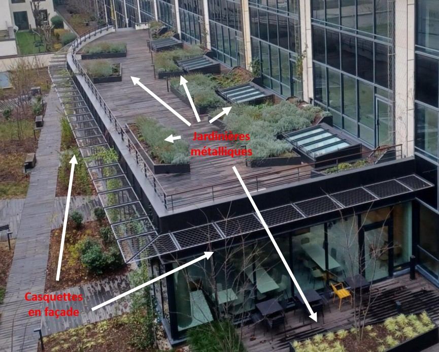 Terrasse végétalisée avec jardinières et casquettes métalliques